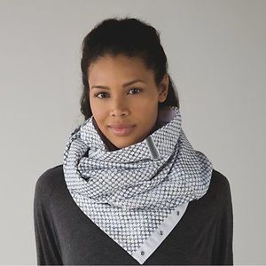 Lululemon Vinyasa Scarf Fleece Dottie Eyelet Black/White